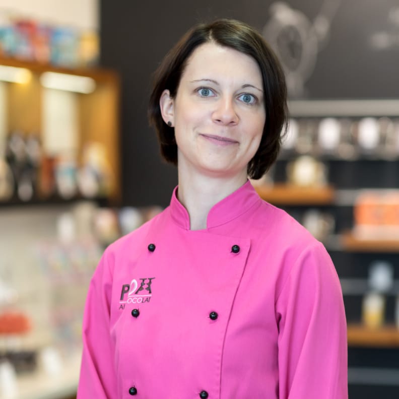 _DSC0115-2 18 Linda unsere Köchin in der Produktion von Pott au Chocolat