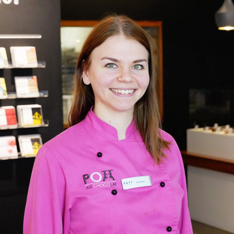 _DSC0115-2 25 Joanna unsere Konditorin in der Produktion