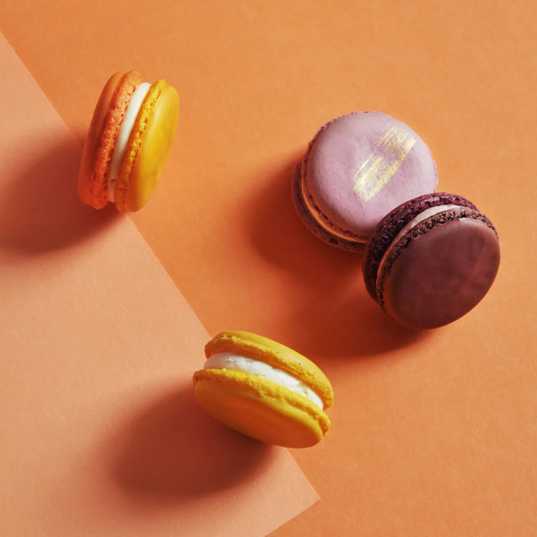 vier bunte Macarons 