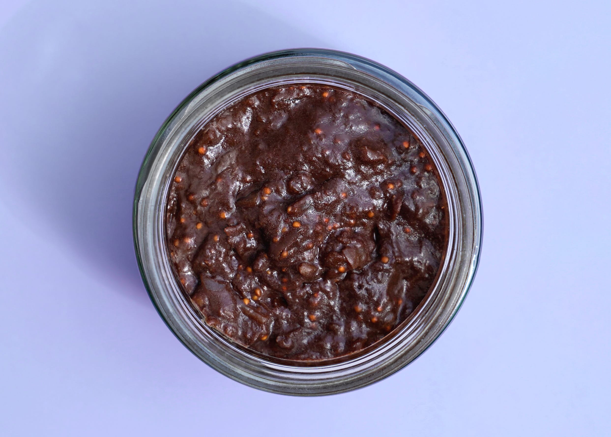 geöffnetes Glas Feigen Schoko Chutney von oben fotografiert auf lila Untergrund