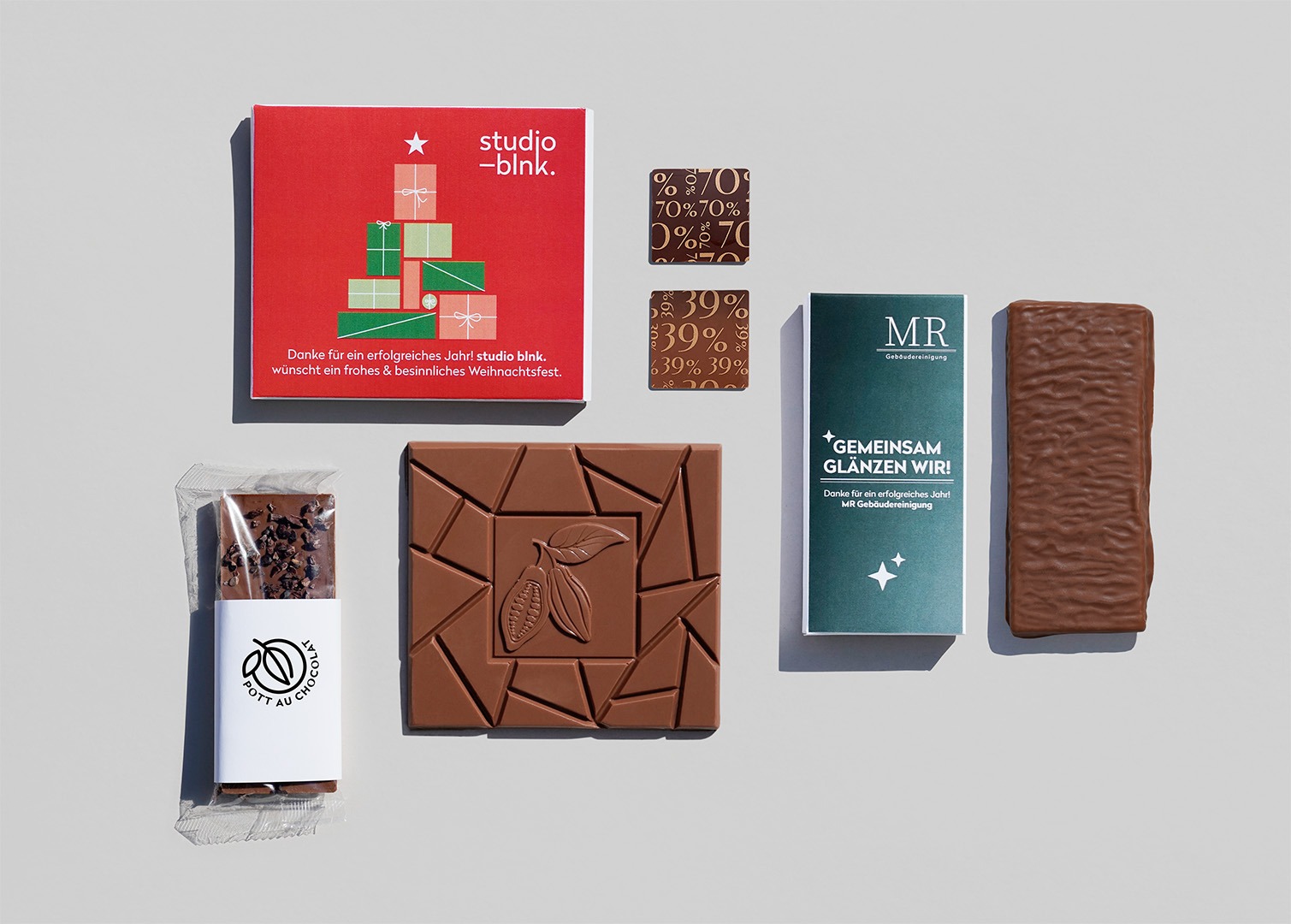 Verschiedene Beispiele für Optionen, wie man Schokolade personalisieren kann. Verpackung bedrucken, eigene Form herstellen oder die Schokolade direkt mit Kakaobutter bedrucken.