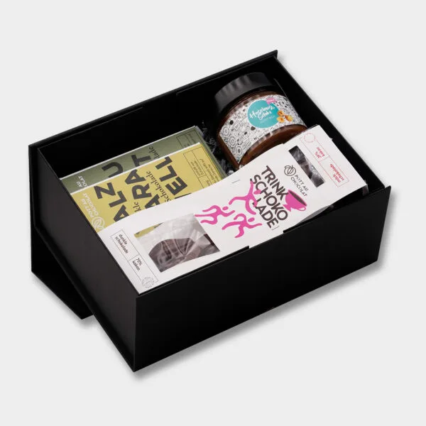 Kleine Geschenkbox mit zwei gefüllten Tafeln (Salzkaramell und Nougat), zwei Trinkschokoladen am Stiel (dunkle Schokolade und Milchschokolade) und einem Haselnuss-Schoko-Aufstrich