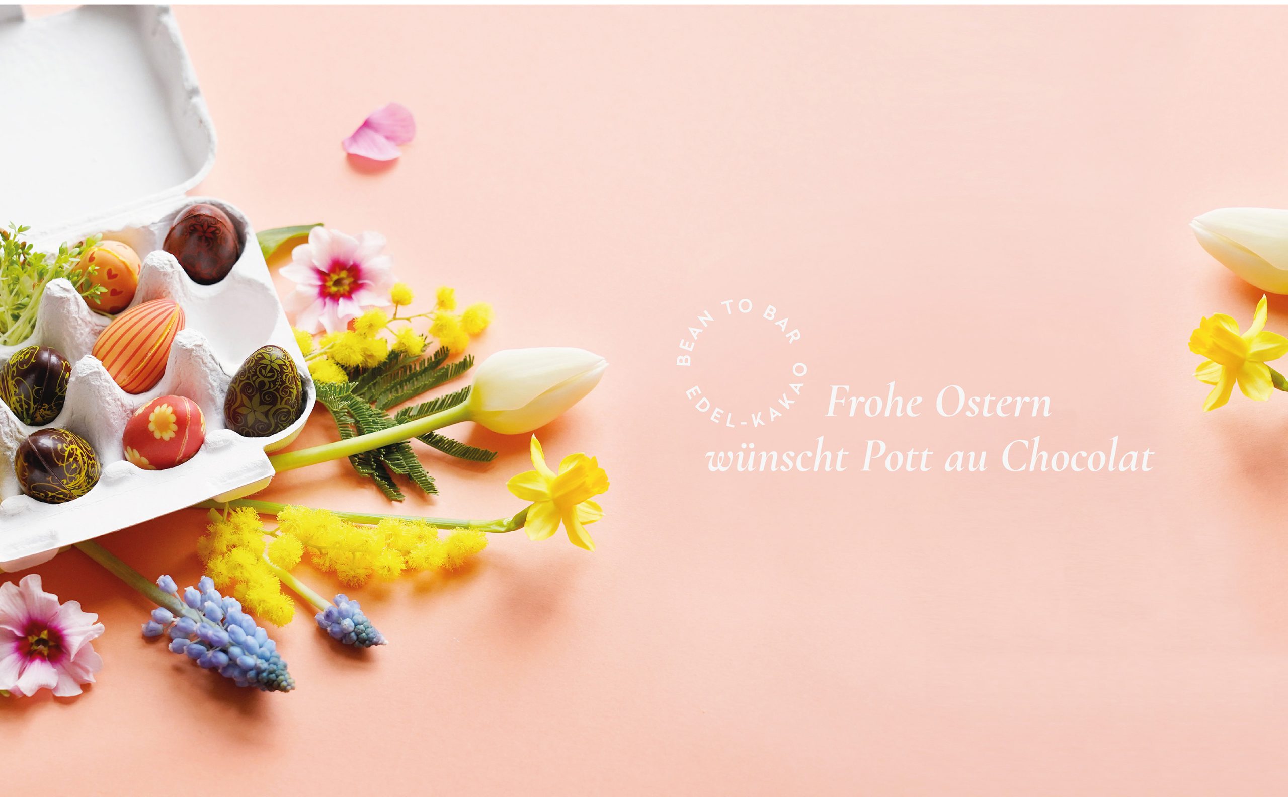 Banner mit 'Frohe Ostern wünscht Pott au Chocolat' mit einem Foto im Hintergrund mit Blumen und Schokoladen Ostereiern