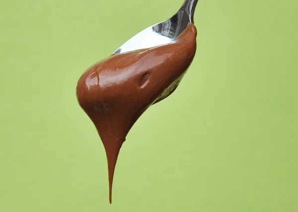 Haselnuss Schoko-Aufstrich auf einem kleinen Löffel