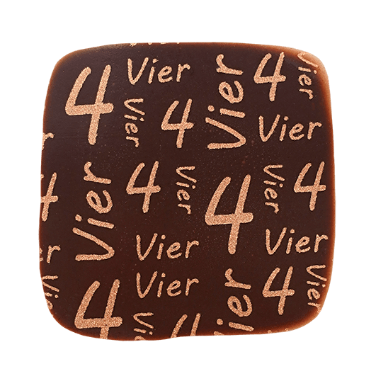 Eckige Praline mit dunkler Schokolade überzogen und mit einem Kupferfarbenen Print mit der Zahl und dem Wort vier