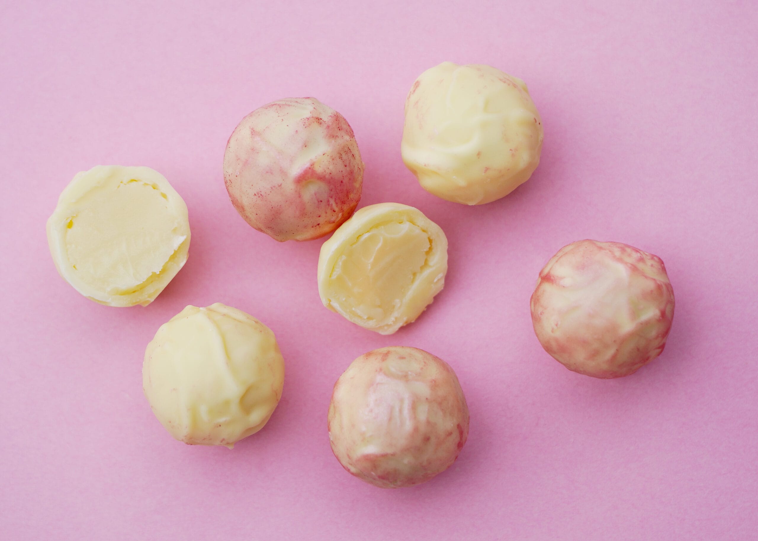 Marc-de-Champagner-Kugeln, eine aufgeschnitten mit sichtbarer Ganache.