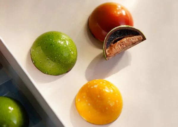 Sherry-Pralinen, eine aufgeschnitten, sodass die Füllung sichtbar ist