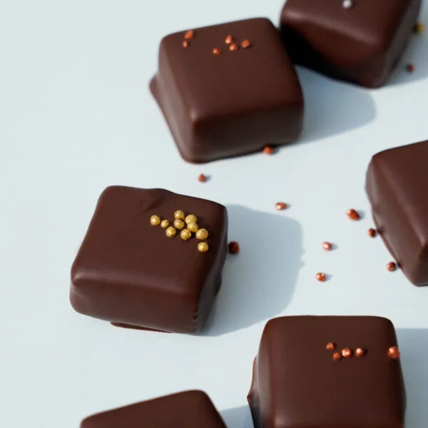 Nahaufnahme von verschiedenen Sorten Whisky-Pralinen von Pott au Chocolat