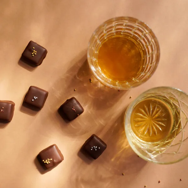 Zwei Whiskygläser und daneben Whisky-Pralinen von Pott au Chocolat