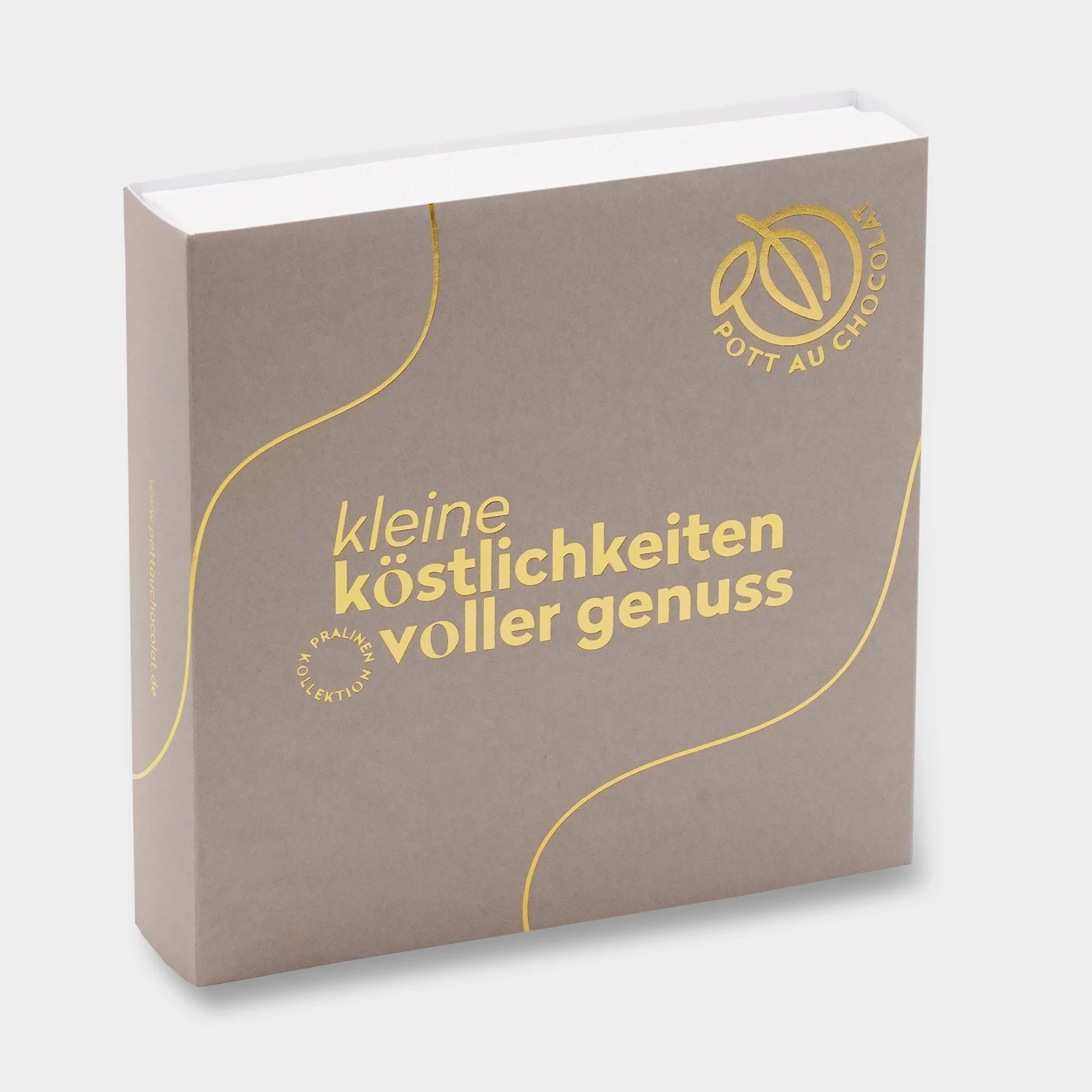 Aufgestellte schlichte Pralinenbox in Grau mit goldgeprägter Schrift: 'Kleine Köstlichkeiten voller Genuss'.