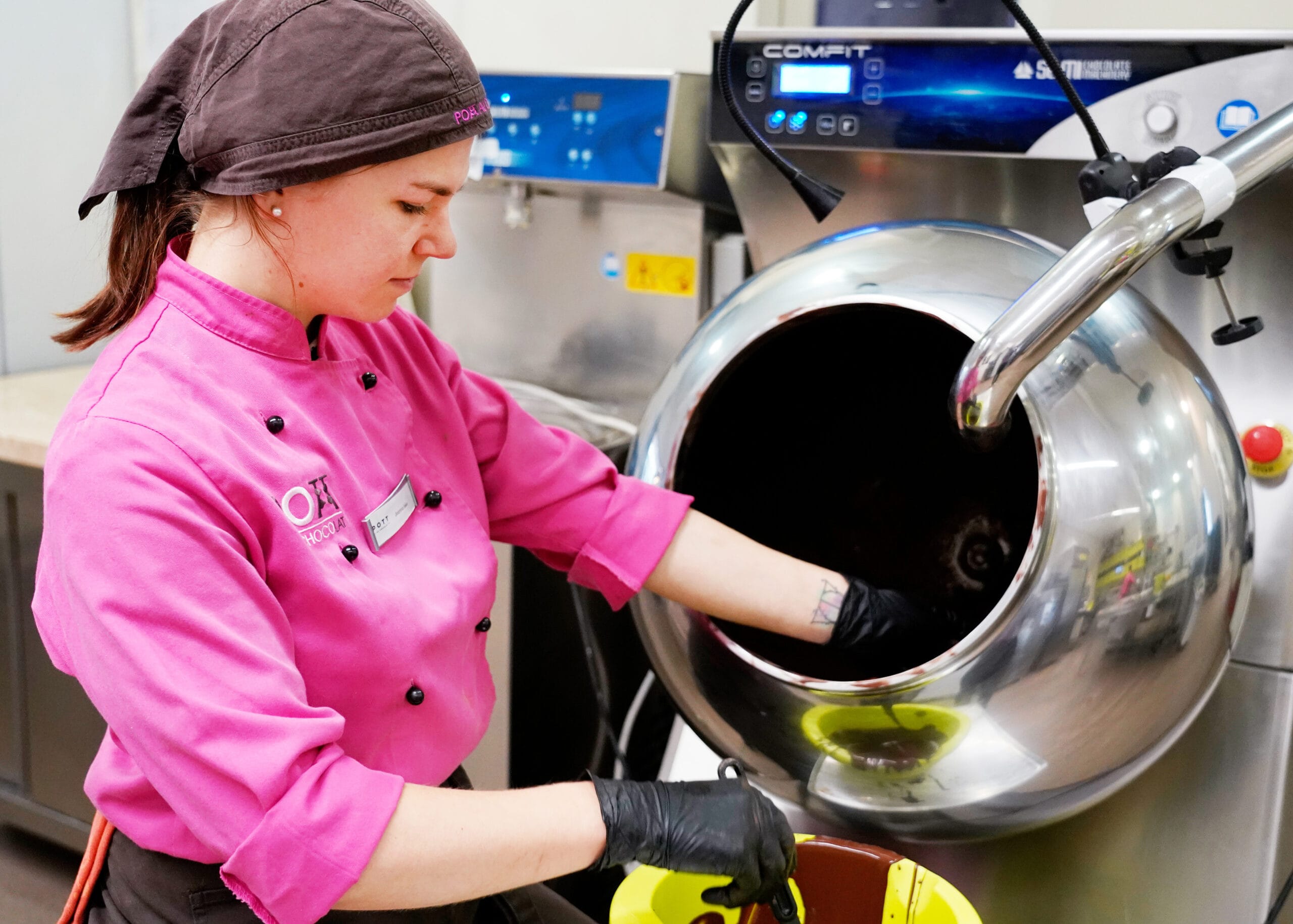 In der Produktion: Haselnüsse werden in einer Dragiertrommel mit Schokolade überzogen