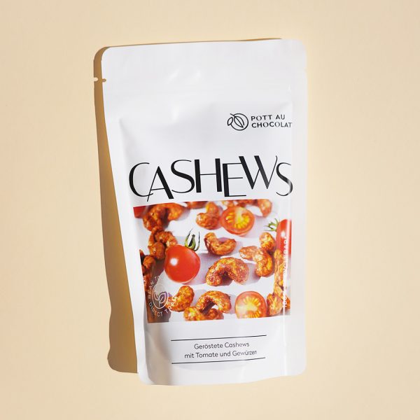 Geröstete Cashewkerne Tomate Kräuter Verpackung. Weiße PET Tüte mit Foto der Cashews mit Tomaten