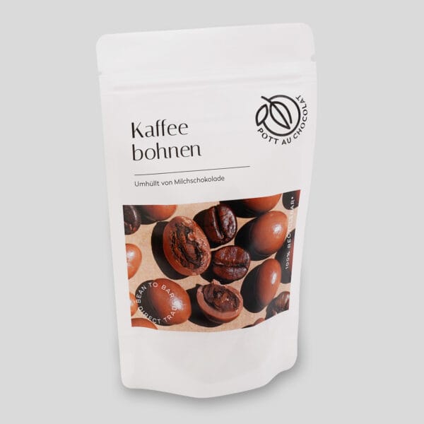 Weiße PET Tüte bedruckt mit einem Foto von schokolierten Kaffeebohnen.