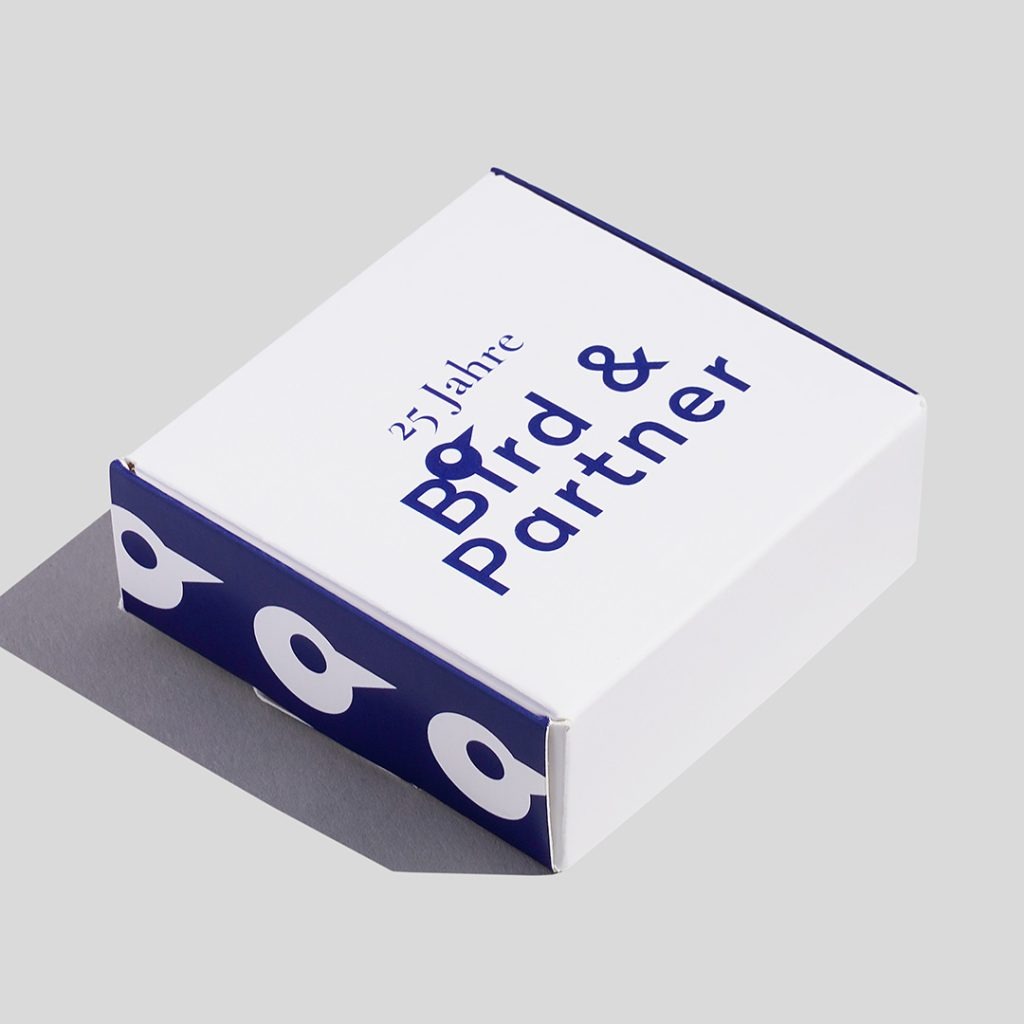 Kleine Pralinenschachtel mit blauen Illustrationen von Bird und Partner