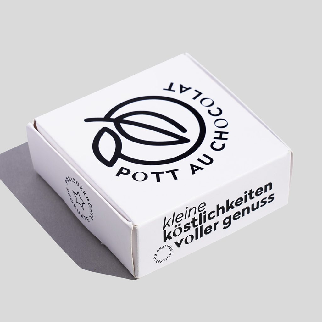 Kleine weiße Pralinen Schachtel mit Logo von Pott au Chocolat