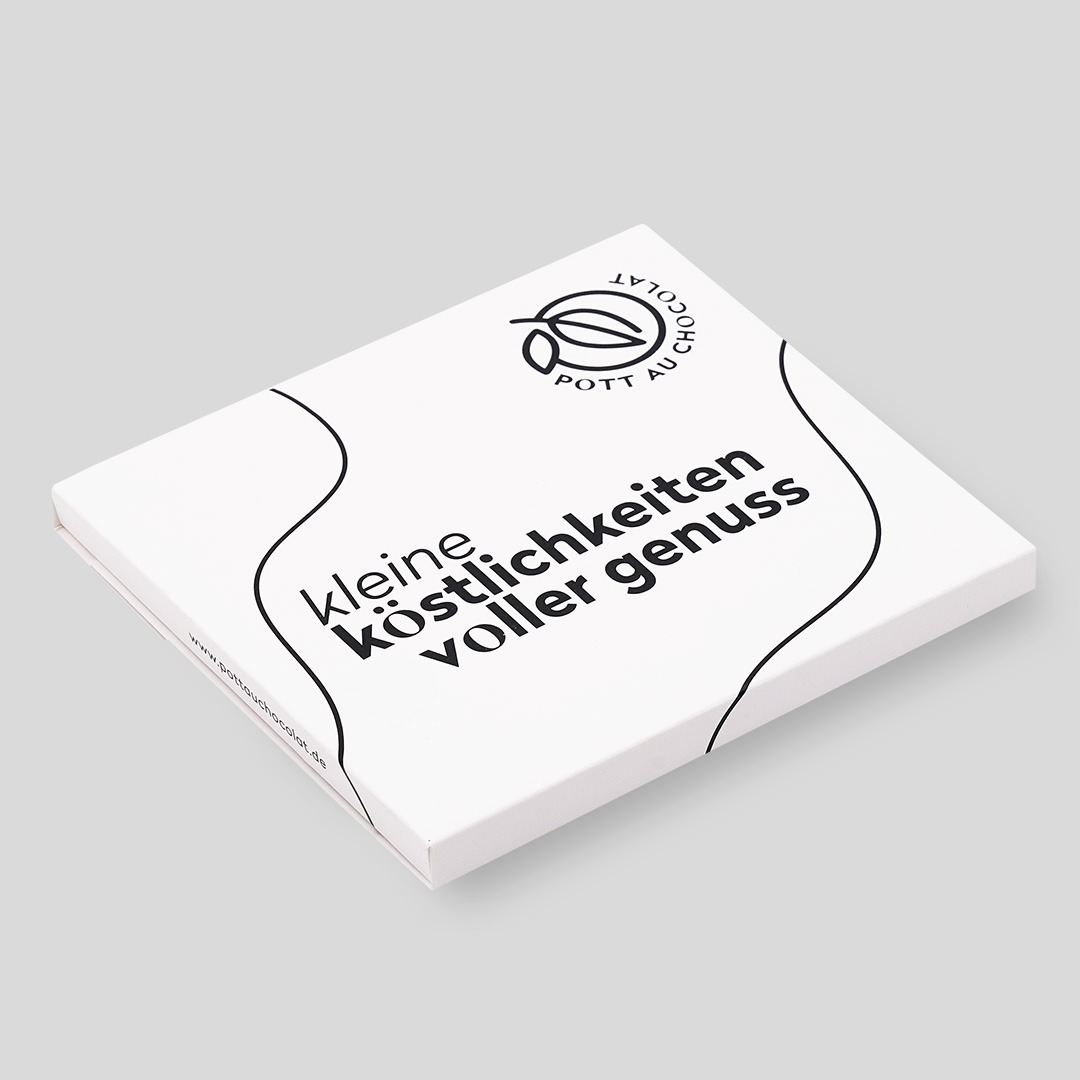 Tafel Verpackung in Weiß mit schwarzen Illustrationen und Schrift. Kleine Köstlichkeiten voller Genuss'