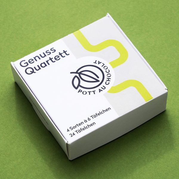 Schachtel Genuss-Quartett in weiß auf grünem Hintergrund. Mit Illustration und Logo in schwarz, grau und grün.