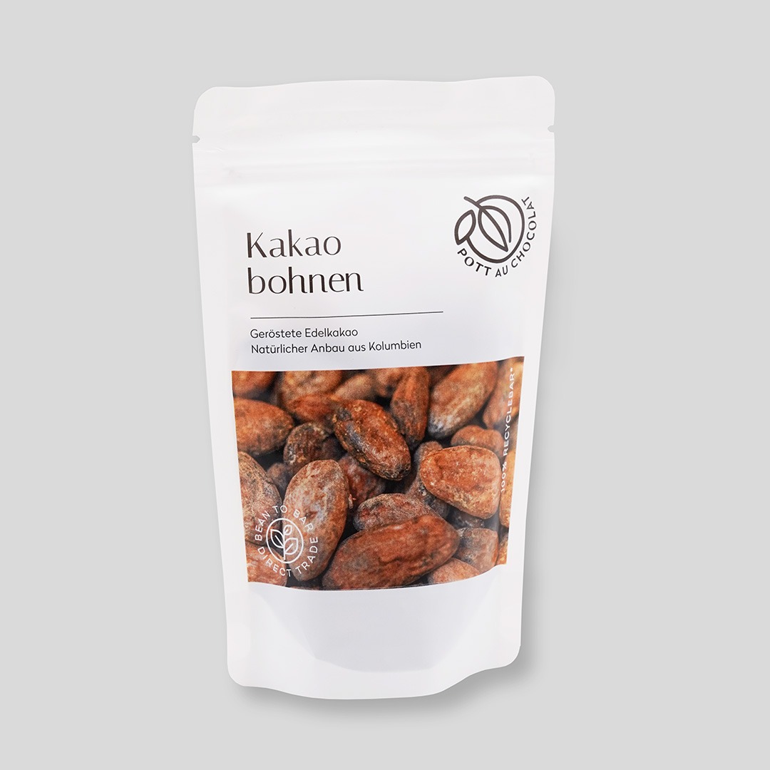 Verpackung der gerösteten Kakaobohnen. Eine weiße PET Tüte, die bedruckt ist mit Name, Herkunft, Logo und Foto von gerösteten Kakaobohnen