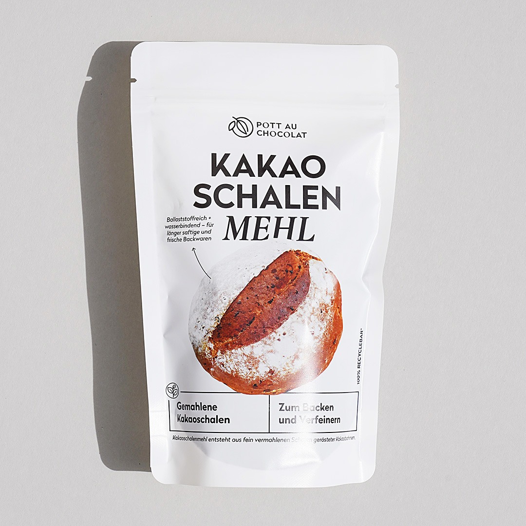 Verpackung für Kakaofaser Mehl zum Backen. Weiße PET Tüte mit Informationen zum Inhalt und Foto eines Brots.