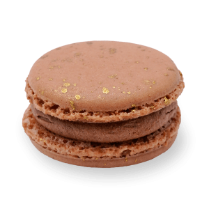 Macaron in hellem Braun und mit brauner Ganache und gold gesprenkelter Oberfläche