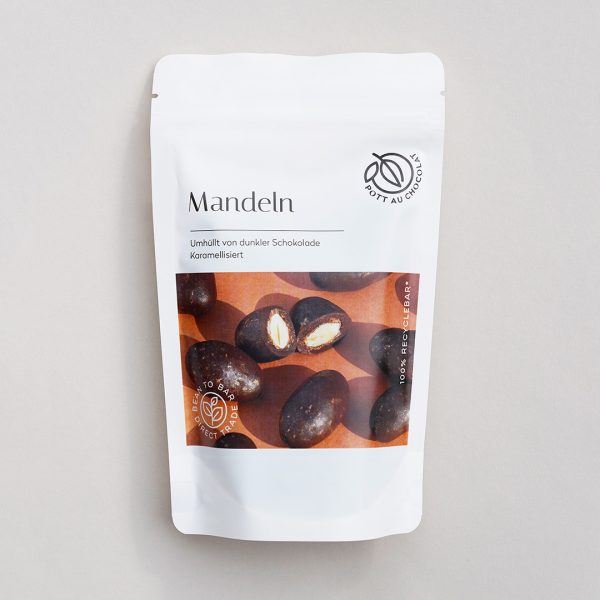 Verpackung Vorderseite der karamellisierten Mandeln in dunkler Schokolade. Weiße PET Tüte mit Foto der Mandeln.