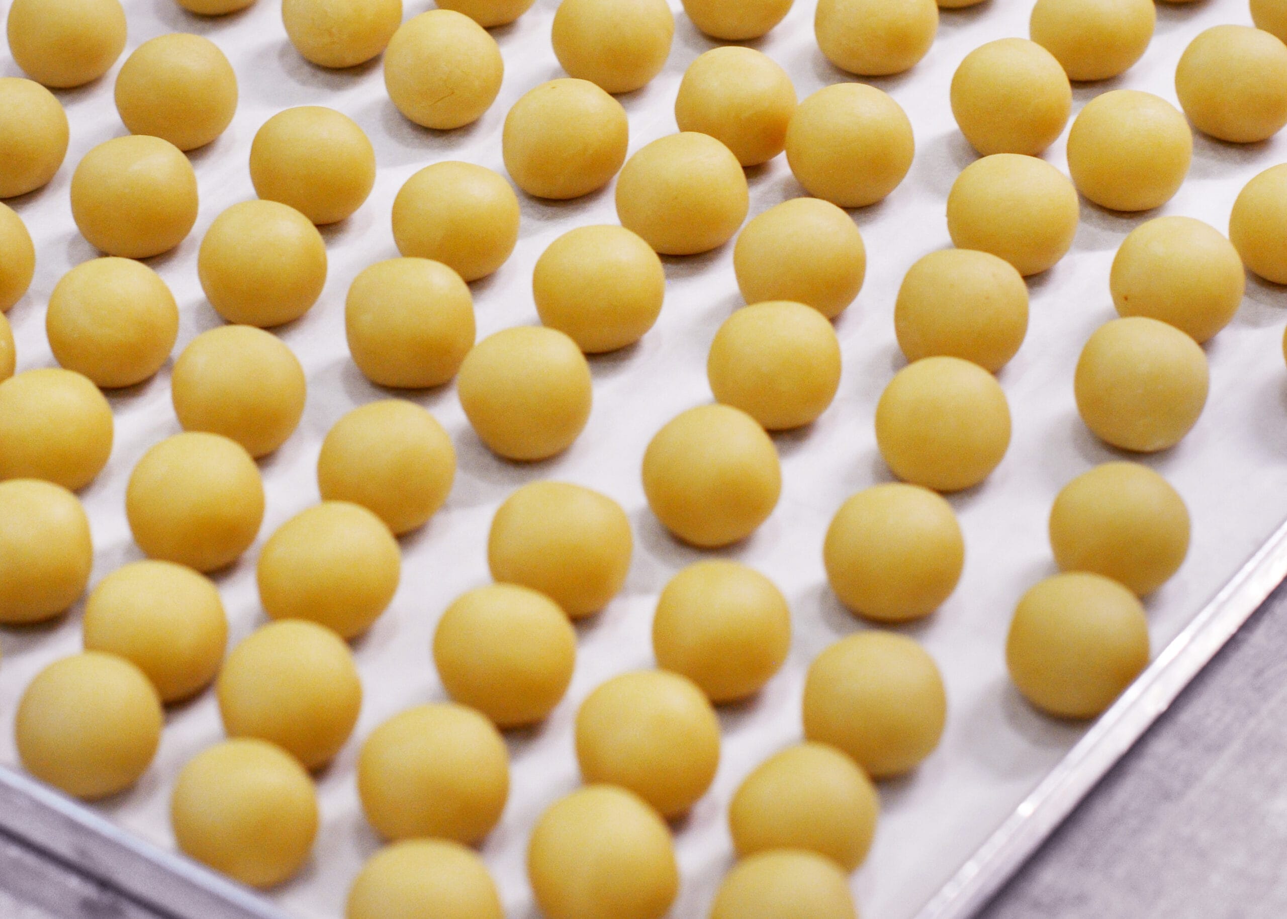 Fertig gerollte Marzipankartoffeln, bevor sie in Kakao gewälzt werden
