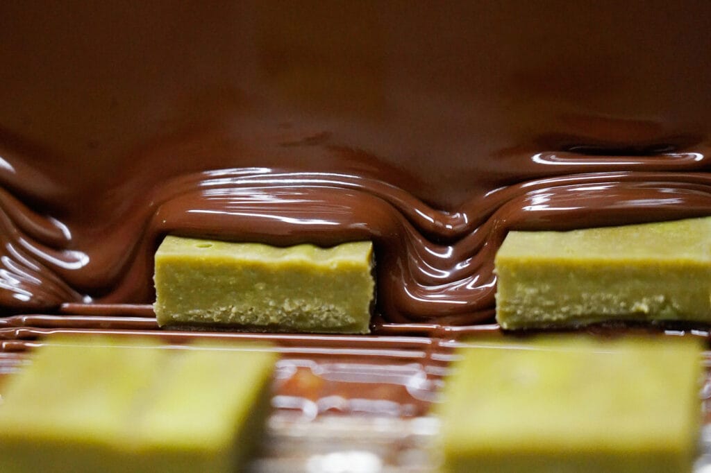 Pistazien-Ganache wird mit Schokolade überzogen