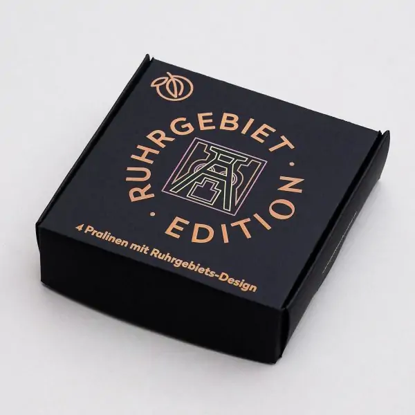 Verpackung der Ruhrgebiet Edition 4er Pralinen. Schwarze Schachtel farbig bedruckt mit Förderturm Motiv.