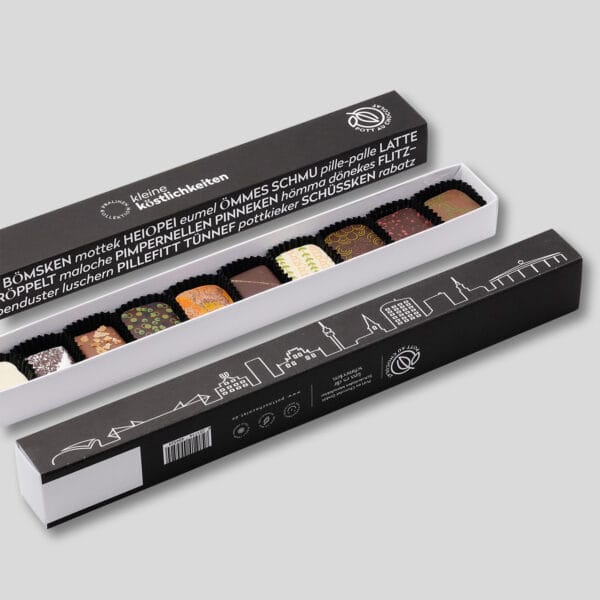 Pralinenstange mit 10 bunt dekorierten Pralinen. Die Banderole ist schwarz mit weißer Schrift. Darauf steht 'Kleine Köstlichkeiten' und verschiedene Wörter, die typisch für das Ruhrgebiet sind. Firlefanz, Bömsken, hömma... Auf der anderen Seite die Skyline von Dortmund in Umrissen.