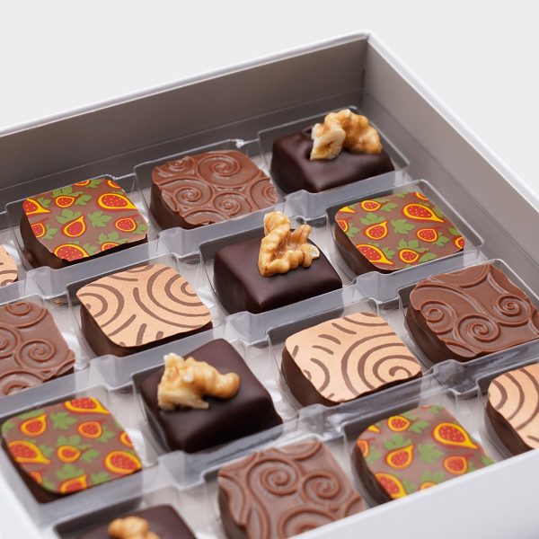 Detail der geöffneten Pralinenschachtel unserer Zuckerfest Pralinen mit 16 bunt dekorierten Pralinen