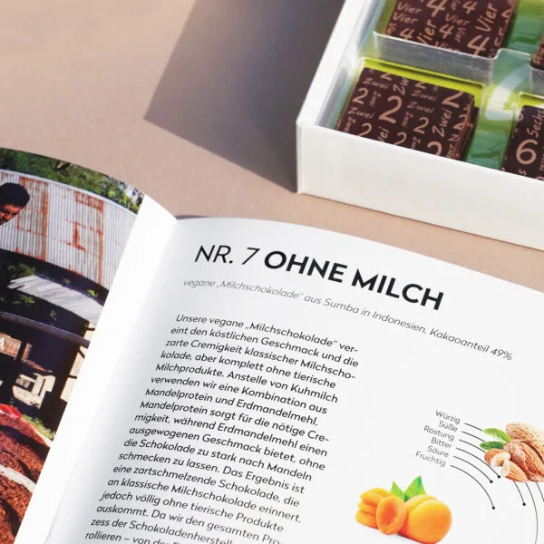 Einblick in das Begleitheft mit Informationen zu den verschiedenen Schokoladen. Hier zur Schokolade Nr. 7: Ohne Milch Schokoade.