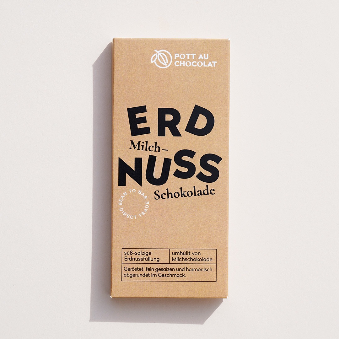 Verpackung der gefüllten Tafel Erdnuss. Brauner Hintergrund mit schwarzer Schrift und Informationen zur Tafel.