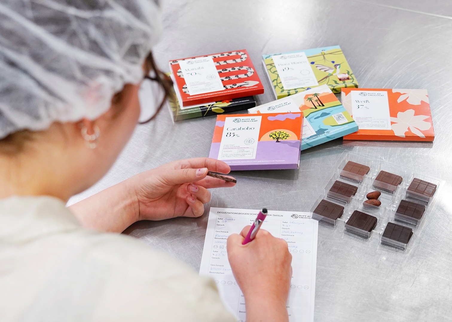 Eine Teilnehmerin des Schokoladen-Kurzseminars füllt einen Degustationsbogen aus.