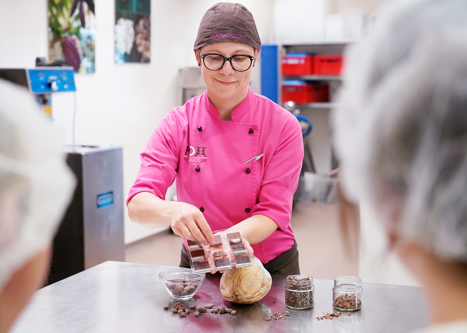 Linda verteilt beim Schokoladen-Kurzseminar kleine Täfelchen zum Probieren