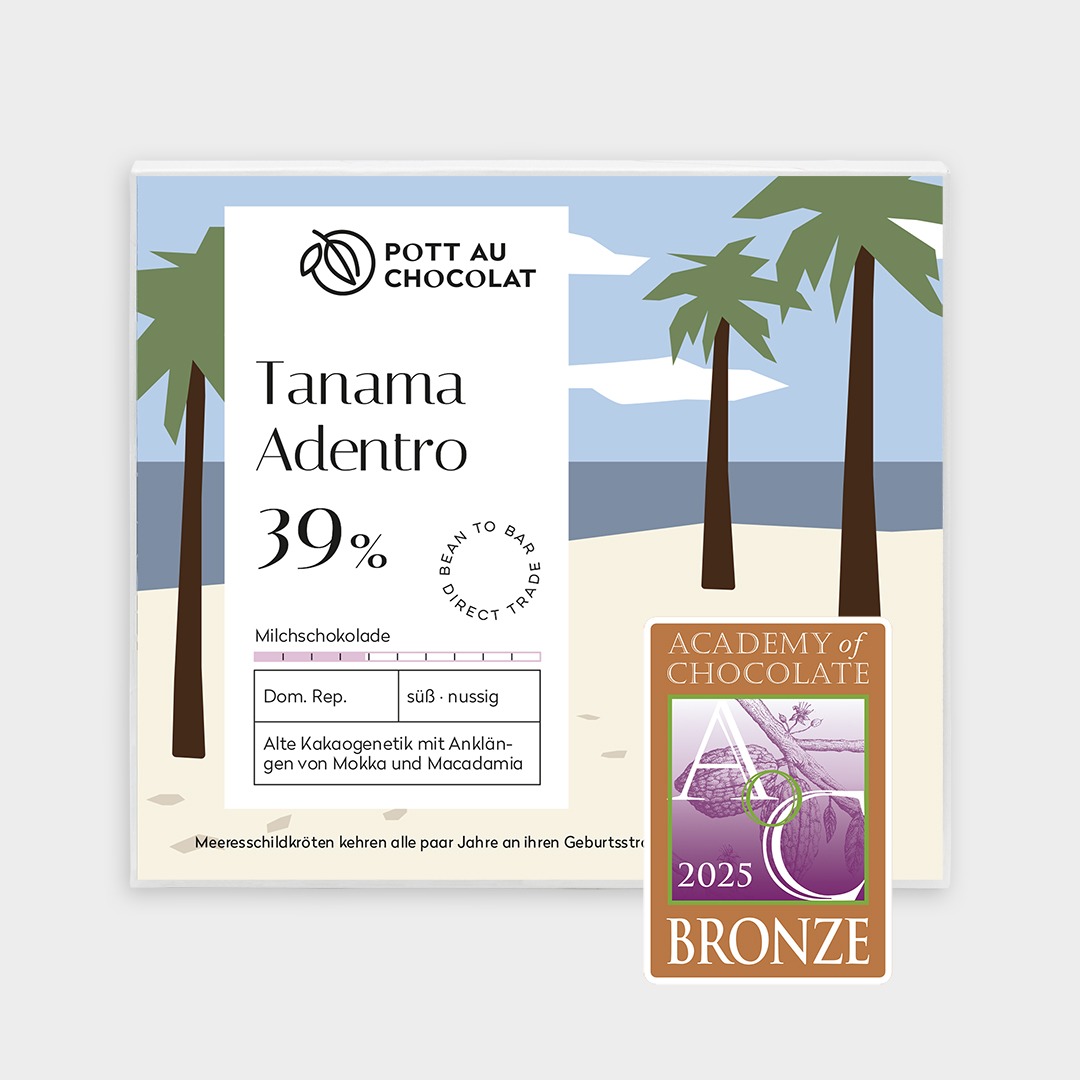 Verpackung einer Schokoladentafel von Pott au Chocolat mit einer Illustration von einem Strand mit Meer, Palmen und einer Schildkröte, die über den Sand ins Meer läuft. Farben des Designs: Helles Gelb, grün, blau und braun. Außerdem ist eine Auszeichnung der Academy of Chocolate in Bronze aus 2025 abgebildet.