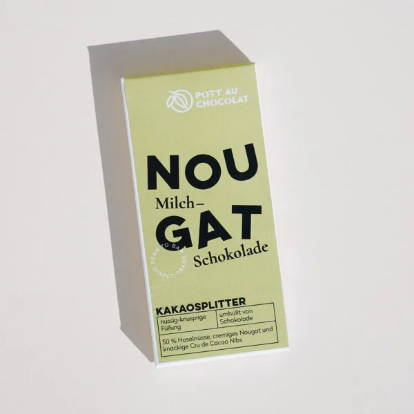 Gefüllte Tafel aus Milchschokolade in Verpackung mit der Aufschrift 'Nougat Kakaosplitter'. Die Aufschrift ist verspielt mit tanzenden Buchstaben gestaltet. Farben des Designs: Hellgrün, Schwarz und Weiß
