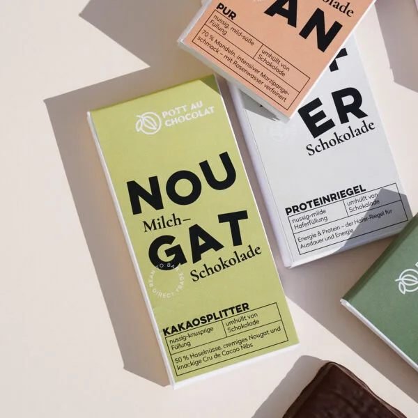 Mehrere Verpackungen der gefüllten Tafeln. Die Verpackungen sind bunt gestaltet