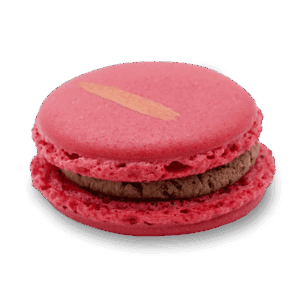Macaron Rose mit schokoladiger Ganache und pinken Gebäckschalen mit kupferfarbenem Pinselstrich