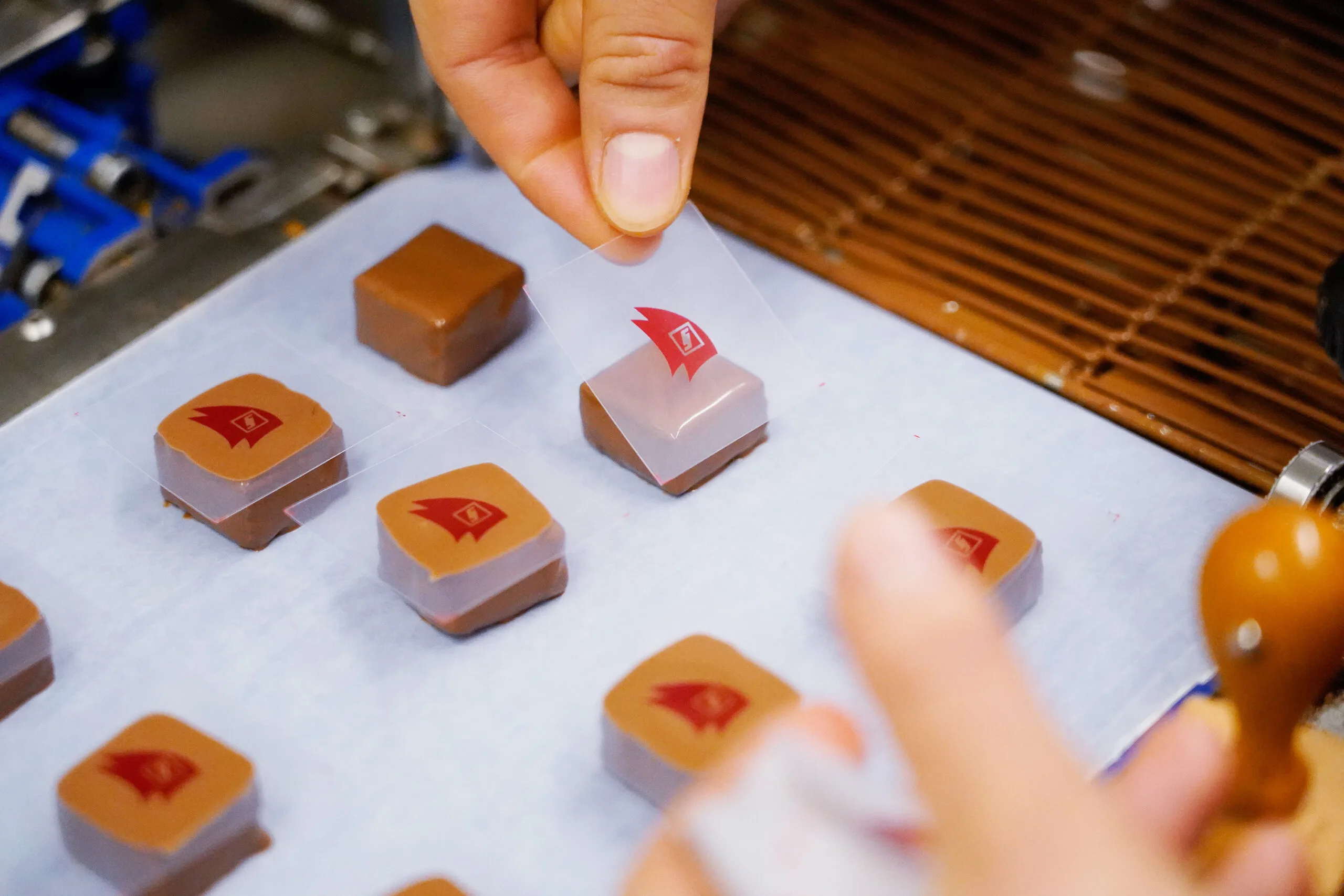 Pott-au-Chocolat-Firmenkunden-Logo-Pralinen-1