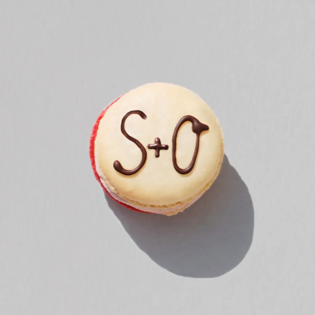 handbeschriftetes Macaron mit den Anfangsbuchstaben als Beispiel für ein Hochzeits Give-Away