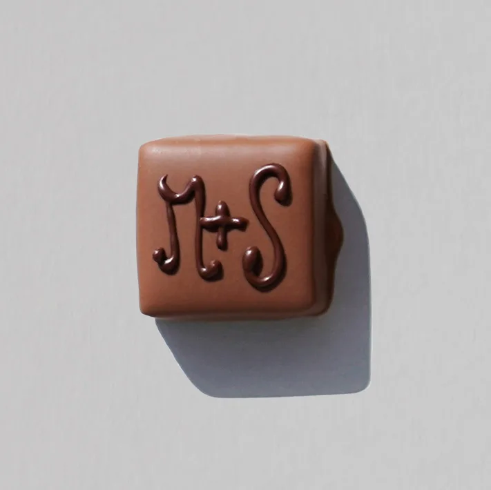 Beispiel Hochzeit-Praline in Milchschokolade handbeschriftet mit den Buchstaben M+S