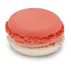 Macaron mit rosafarbener Füllung in der Mitte, das obere Gebäck ist hellrot, das untere naturweiß.