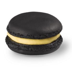 Schwarzes Maracuja Macaron mit gelber Füllung