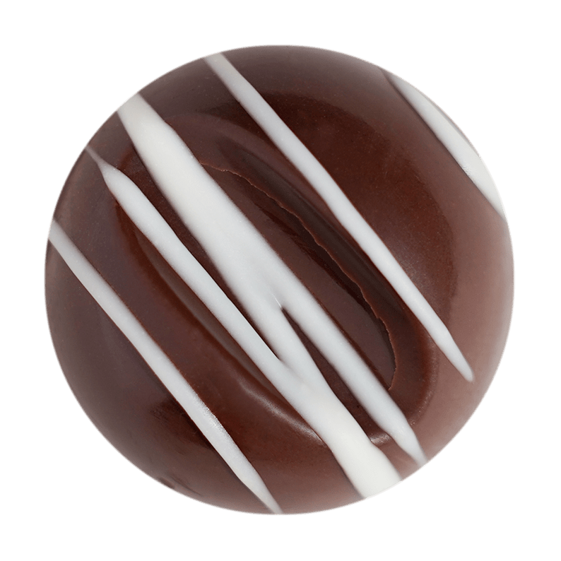 Runde Praline aus dunkler Schokolade mit weißer Schokolade verziert.