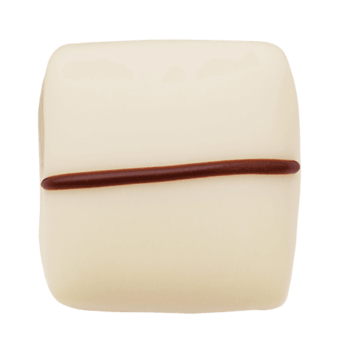 Mit weißer Schokolade überzogene Schrittpraline mit feinem Streifen aus dunkler Schokolade.