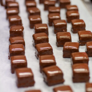 Pott au Chocolat Produktion Dominosteine Schokolade