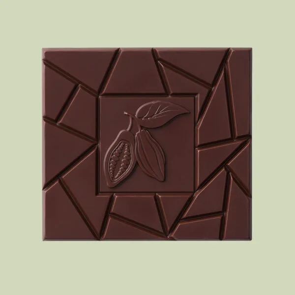 ausgepackte Tafel dunkle Schokolade Udzungwa 75% mit en typischen, unregelmäßigen Bruchkanten von Pott au Chocolat und dem mittleren Quadrat mit der Kakaofrucht.
