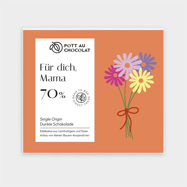 Verpackung einer Schokoladentafel mit dunkler Schokolade mit dem Aufdruck 'Für dich, Mama'. Der Hintergrund ist orange und im Vordergrund ein Blumenstrauß mit bunten Blumen.