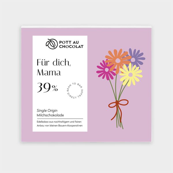 Verpackung einer Schokoladentafel mit Milchschokolade mit dem Aufdruck 'Für dich, Mama'. Der Hintergrund ist rosa und im Vordergrund ein Blumenstrauß mit bunten Blumen.