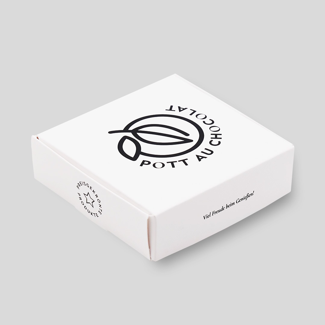 Weiße Schachtel, quadratisch, mit schwarzem Logo von Pott au Chocolat bedruckt.
